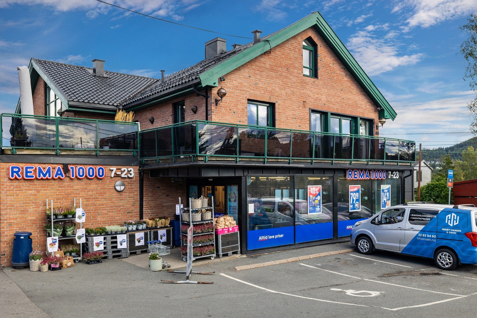 3 minutters gange fra boligen ligger REMA 1000, hvor det også er hyppige bussavganger med linje 51 og 54 Galleribilde