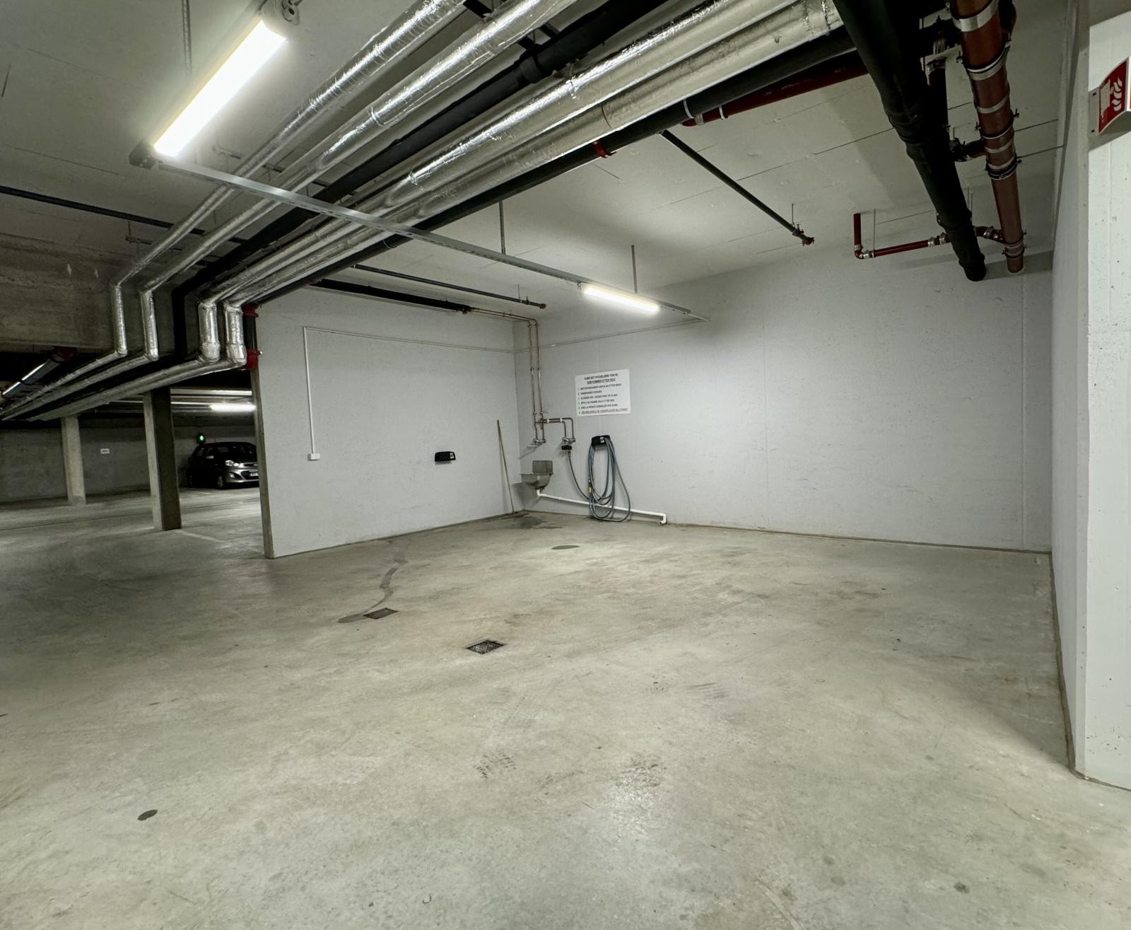 Felles vaskeplass for sykkel og bil i garasjeanlegget Galleribilde
