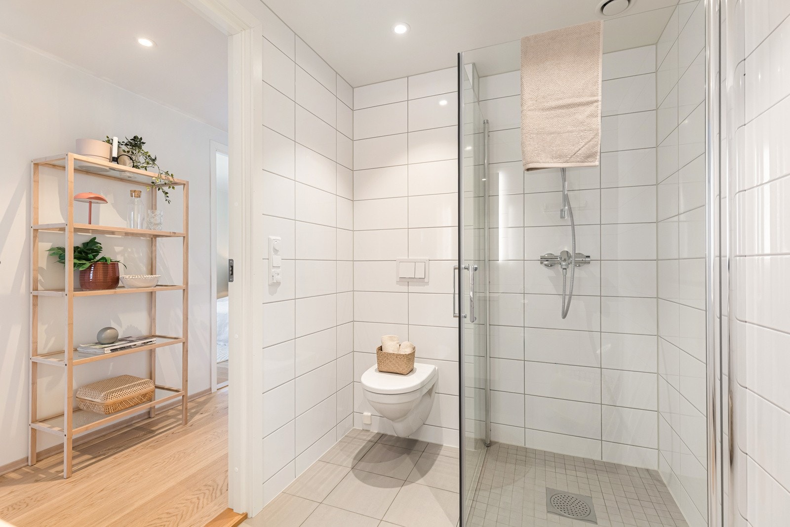 Delikat bad/wc med vegghengt wc | downlights | el varmekabler Galleribilde