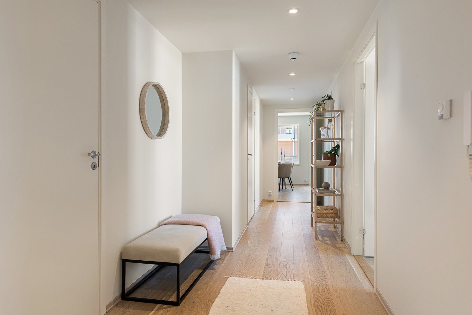 Entré / hall med god plass til garderobe | bod i tilknytning til entreen Galleribilde