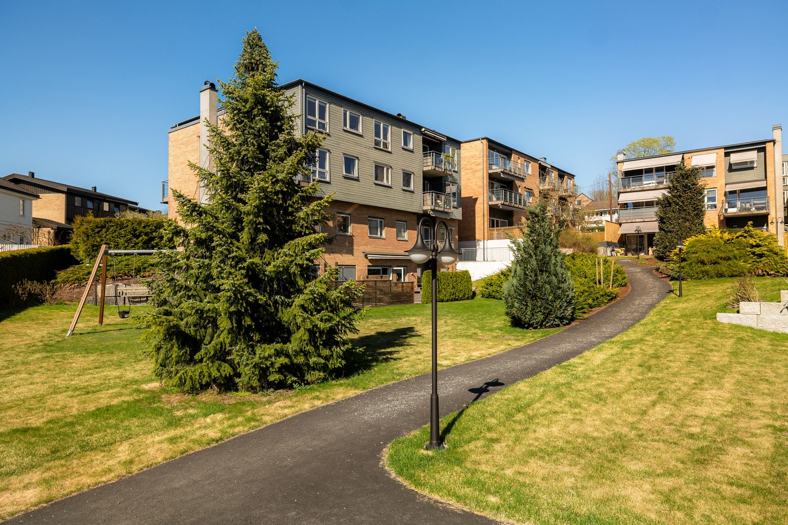 Leiligheten ligger i et meget attraktivt og veletablert boligområde på Lilleaker/Ullern. Galleribilde