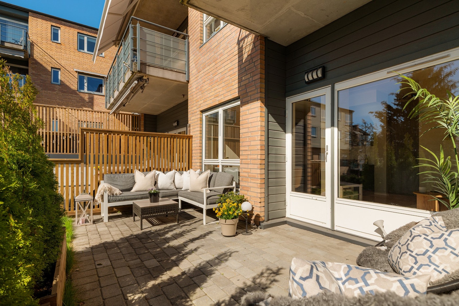 Fra stuen er det utgang til en flott og solrik sydvestvendt uteplass på ca. 15m² som er den perfekte plassen for lange og late sommerdager! Galleribilde