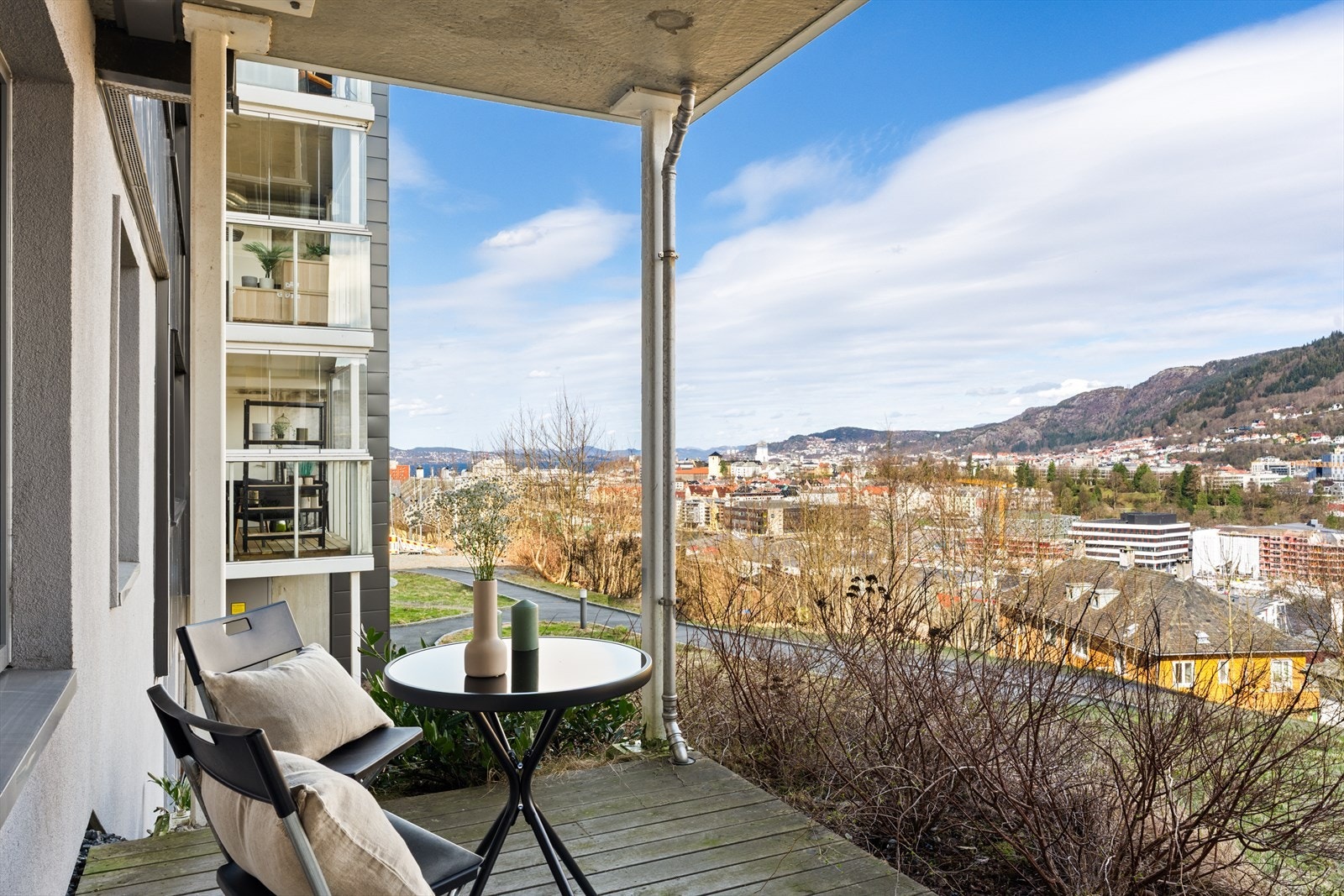 Leiligheten har egen, privat inngang fra utearealet. Ved inngangspartiet disponeres en hyggelig uteplass. Galleribilde