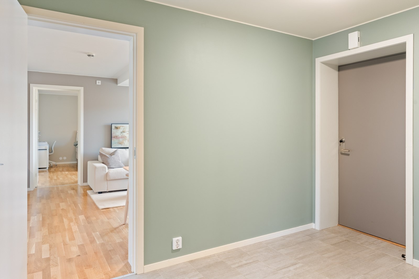 I tillegg disponerer leiligheten en praktisk innvendig bod på ca. 3,7 m², samt en ekstern bod i byggets underetasje på ca. 5 m² - noe som gir gode oppbevaringsmuligheter. Galleribilde