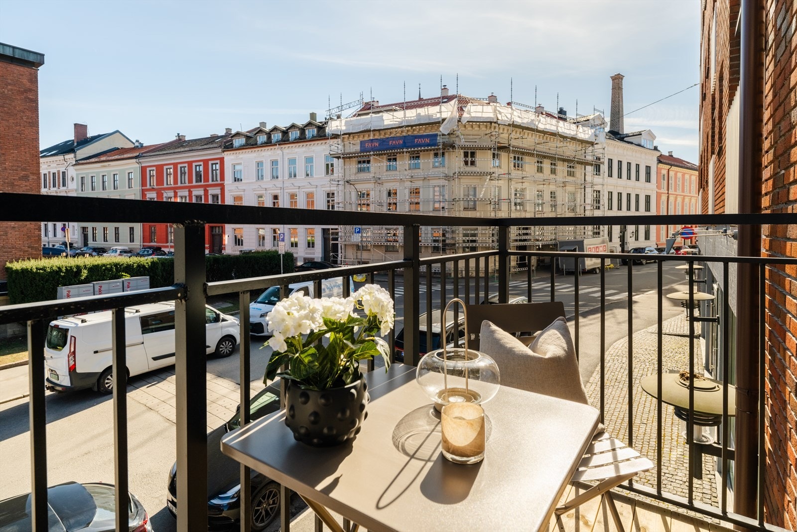 En gjennomgående 2-roms med populær beliggenhet, separat kjøkken og balkong. Galleribilde