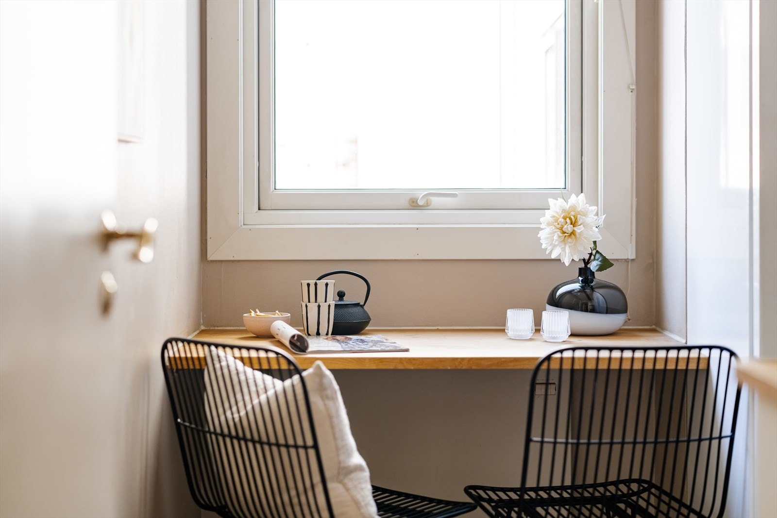 Egen spisekrok med plass til to stoler - perfekt for morgenkaffen og enkle måltider. Galleribilde