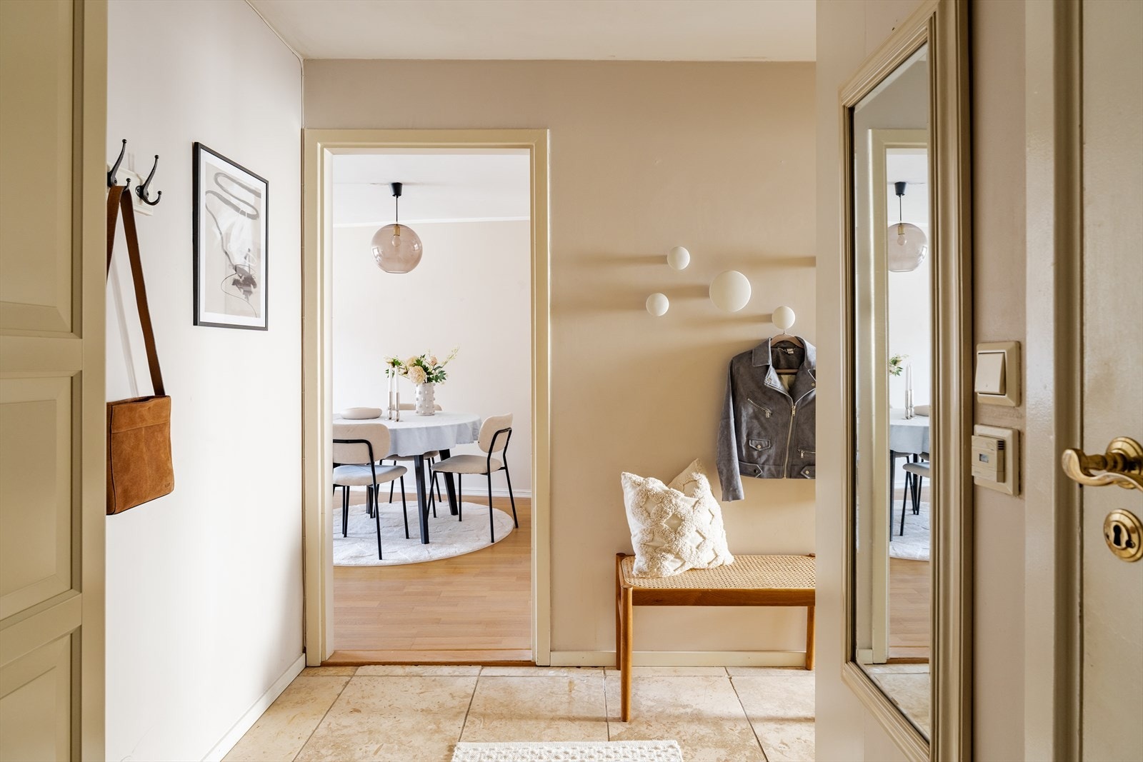 Velkommen inn! I leiligheten blir du møtt av en flislagt entré med to store garderobeskap og gode muligheter for oppbevaring. Galleribilde