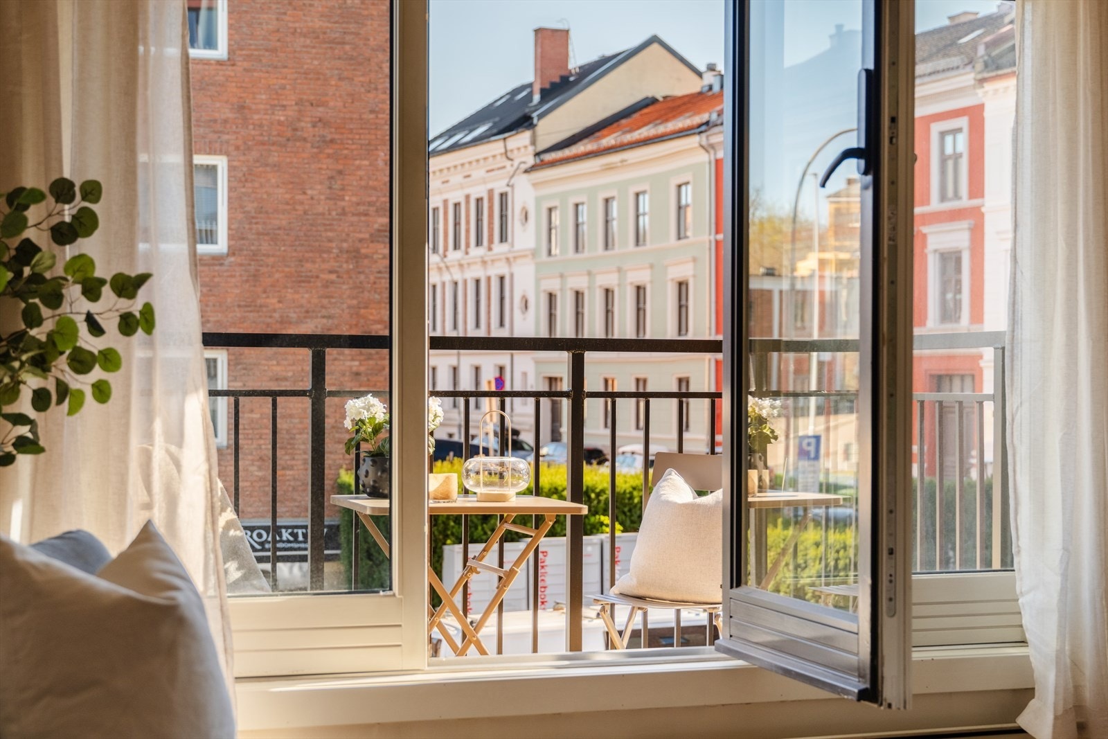 Utgang til boligens balkong fra stuen - en naturlig forlengelse av oppholdsrommet. Galleribilde