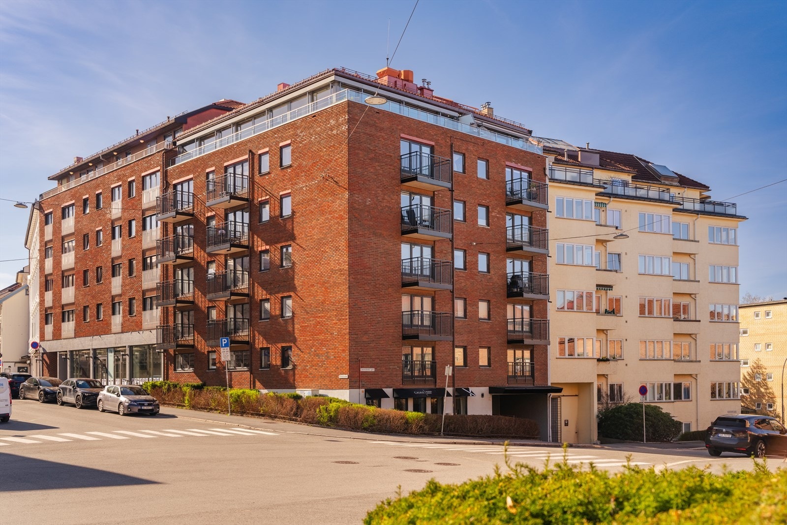 Boligen er beliggende i et populært område på Frogner/Briskeby. Her finner man et rikt utvalg av servicetilbud, gode kollektivmuligheter og kort vei til alt du trenger i hverdagen. Her bor du sentralt, men likevel skjermet for støy. Galleribilde