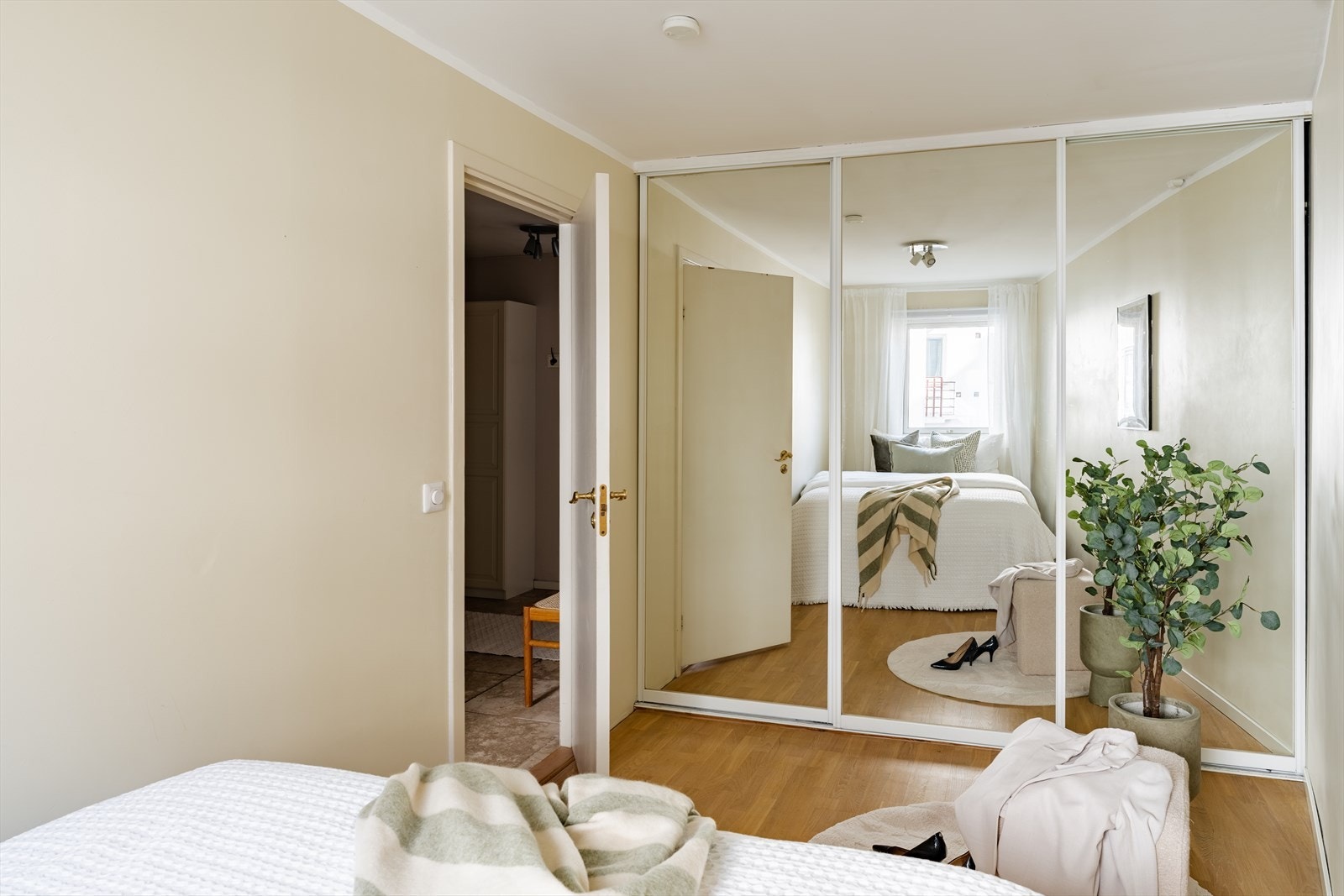 Oppbevaringsplassen er godt ivaretatt med en større skyvedørsgarderobe med speilfronter. Galleribilde