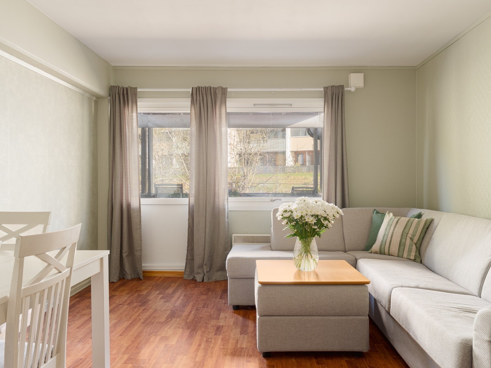 Store vindusflater slipper inn rikelig med naturlig lys. Fra stuen er det utgang til en herlig veranda på 4 kvm. Galleribilde