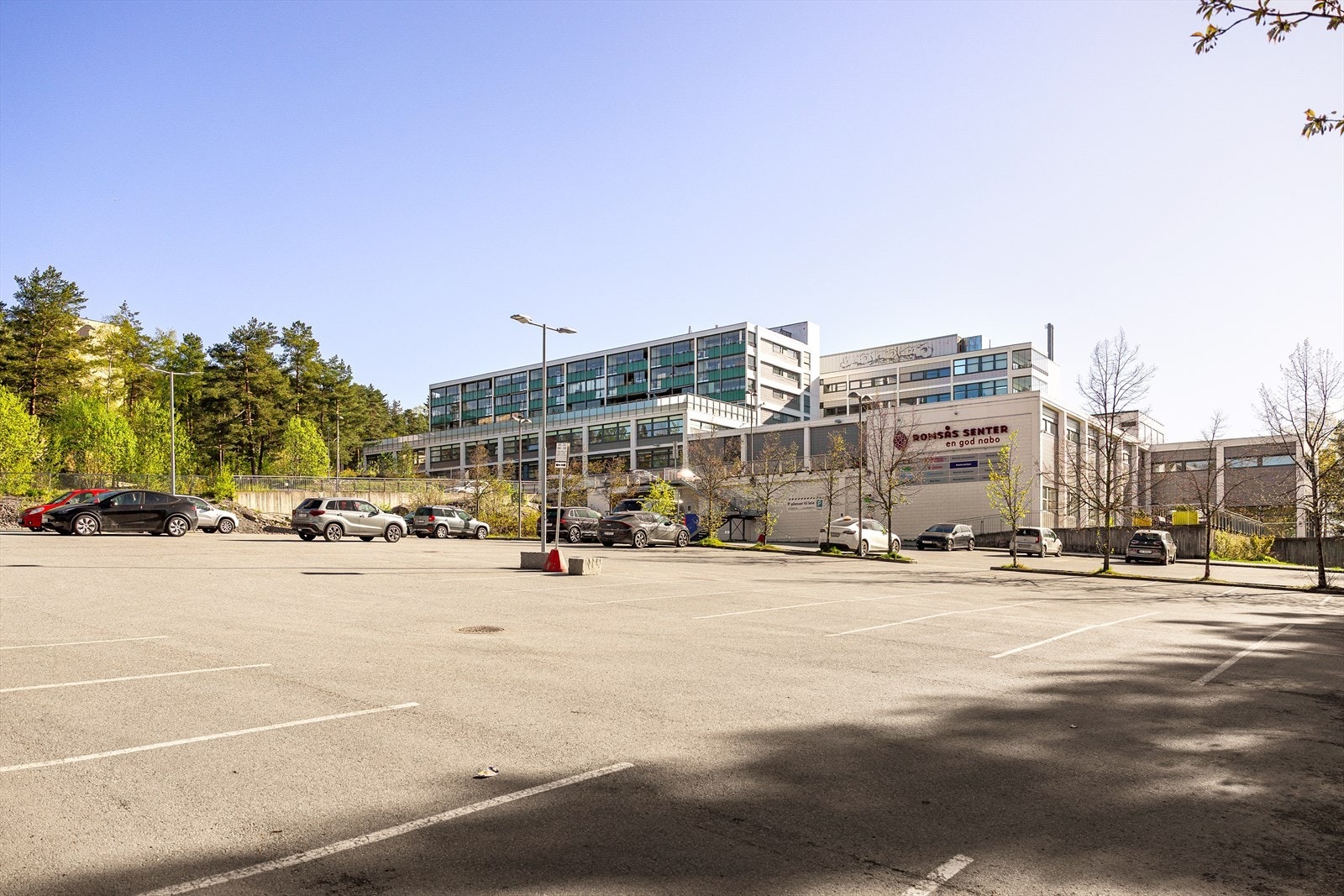 Det er kort vei til Romsås senter med matbutikk, apotek, legekontor, helsestasjon og frisør - alt du trenger til daglig. Galleribilde