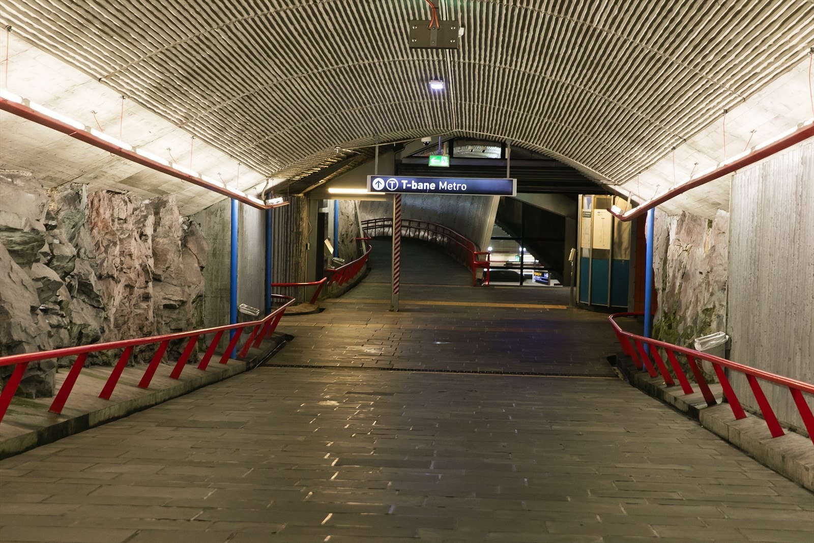 Offentlig kommunikasjon er lett tilgjengelig fra boligen. Det er gangavstand til Romsås T-bane, med linjene Blå (Vestli - Bergkrystallen) og Grønn (Vestli - Sognsvann). T-banen tar deg til sentrum på få minutter. Galleribilde