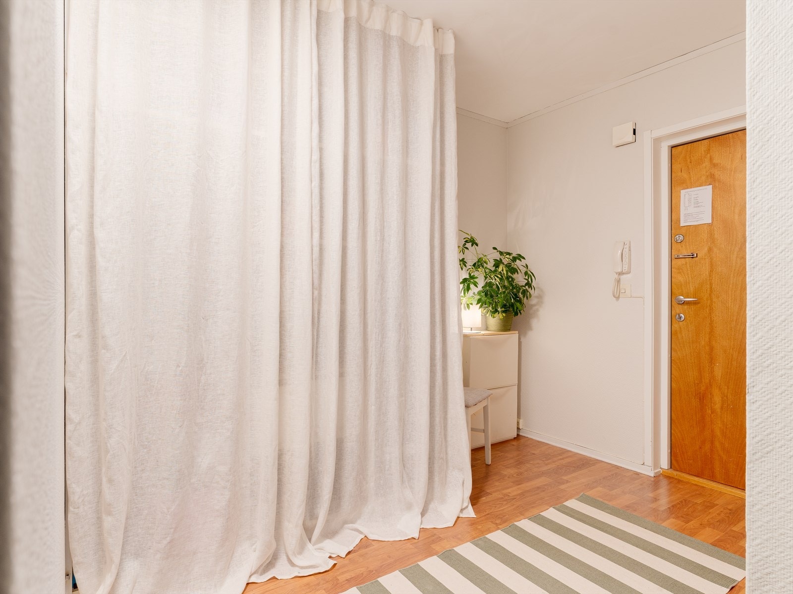 Gangen har, som ellers i boligen, rikelig med plass til oppbevaring. Galleribilde