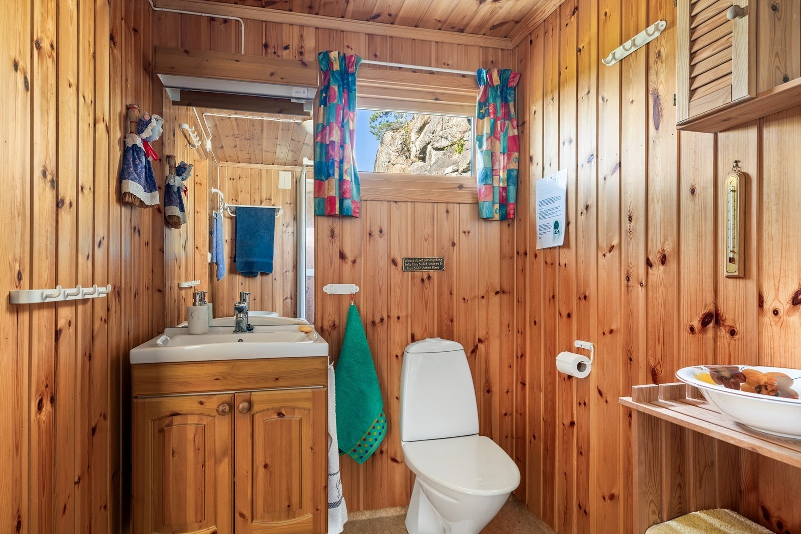 Badet ble bygget i 1997 og har egen inngang. Rommet er utstyrt med toalett og servantinnredning. Galleribilde