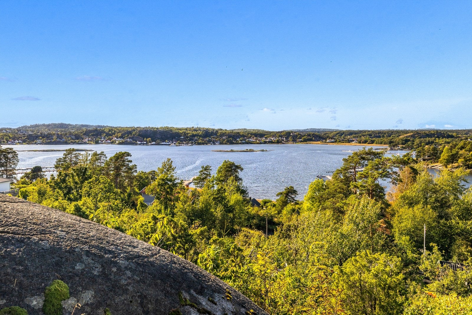 Utsikten strekker seg langt utover fjorden og det omkringliggende kystlandskapet. Galleribilde