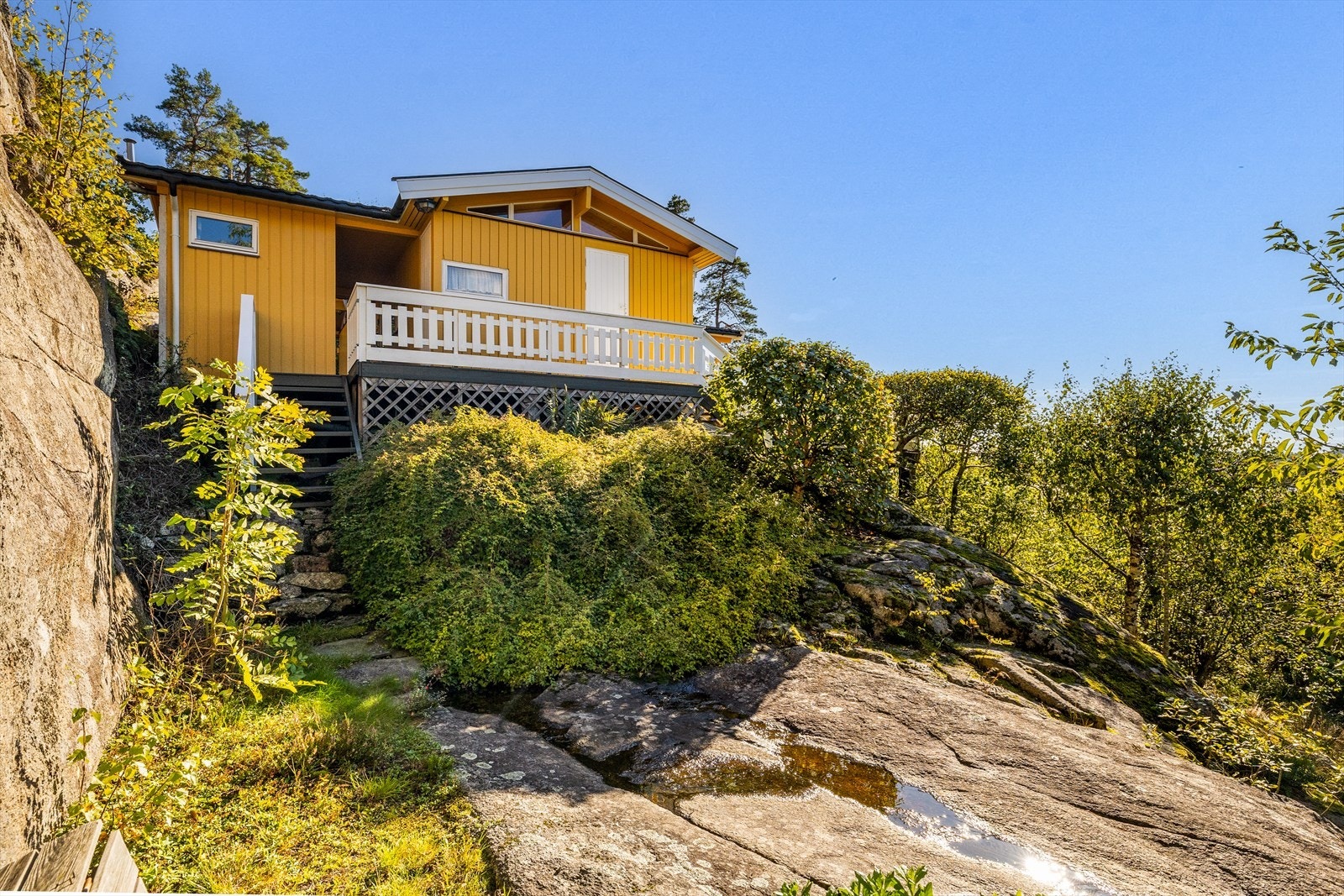 Hytta ligger høyt og fritt i terrenget, med gode solforhold og lite innsyn. Galleribilde