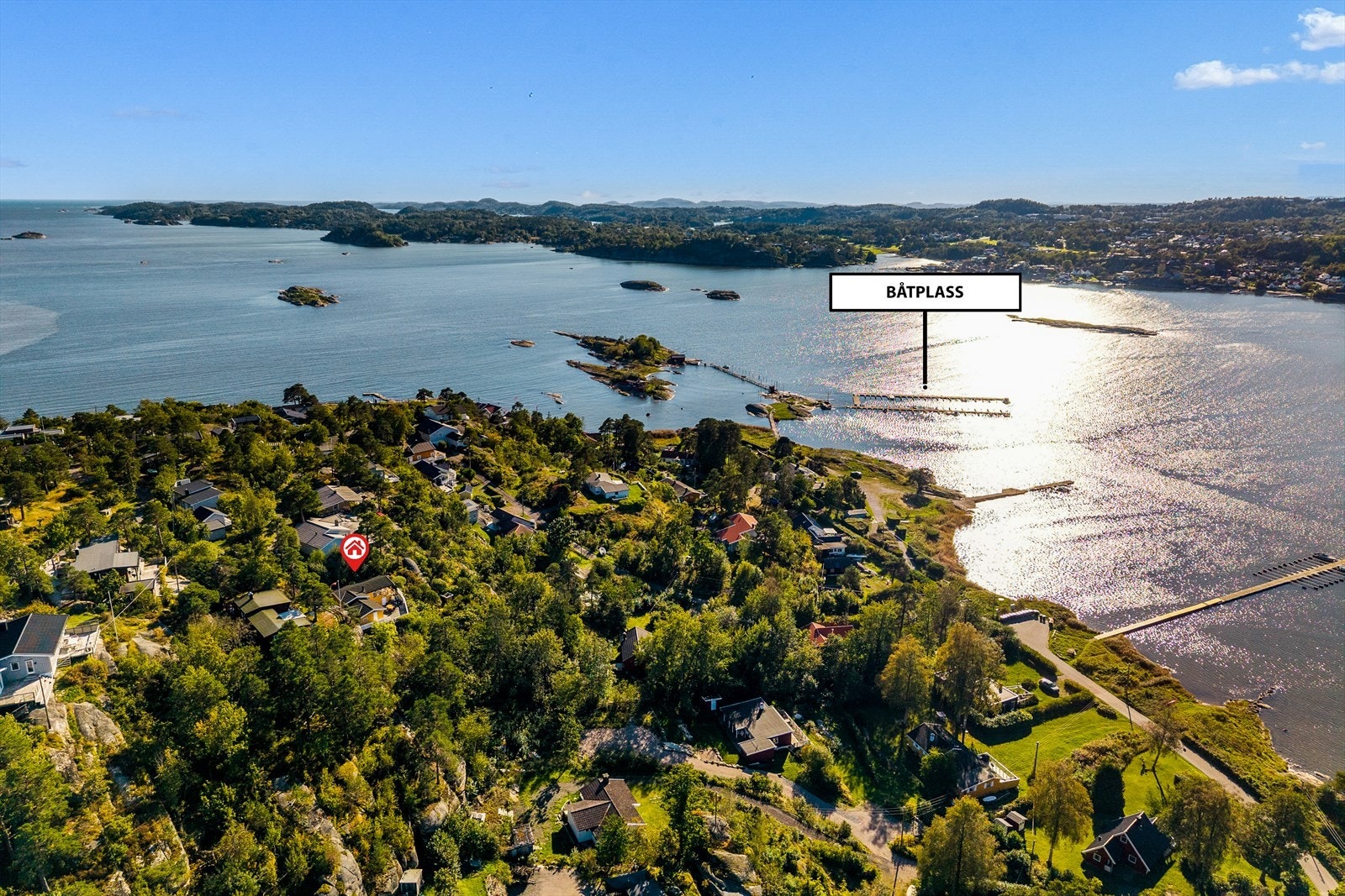 Oversikt over nærområdet med småbåthavner og holmer. Galleribilde