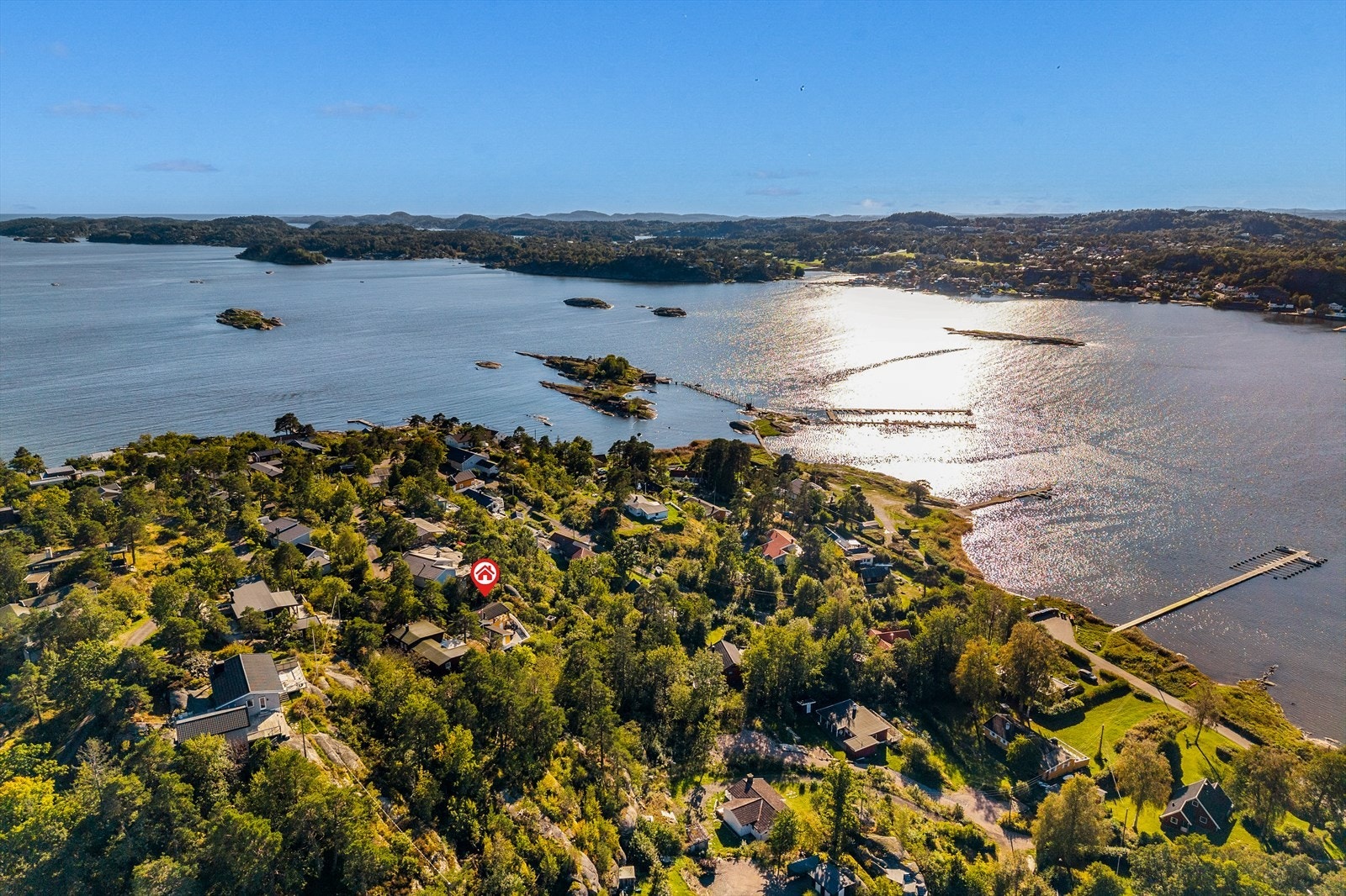 Hytta er markert med en rød sirkel på bildet. Galleribilde