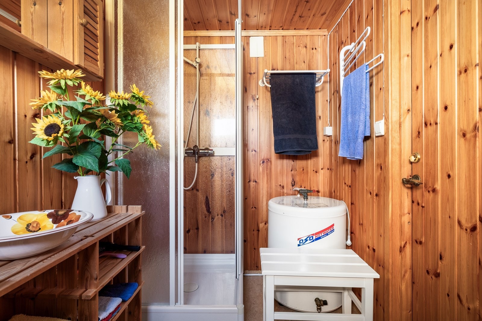 Badet inneholder også et dusjkabinett og en 120-liters varmtvannsbereder fra 1997. Galleribilde