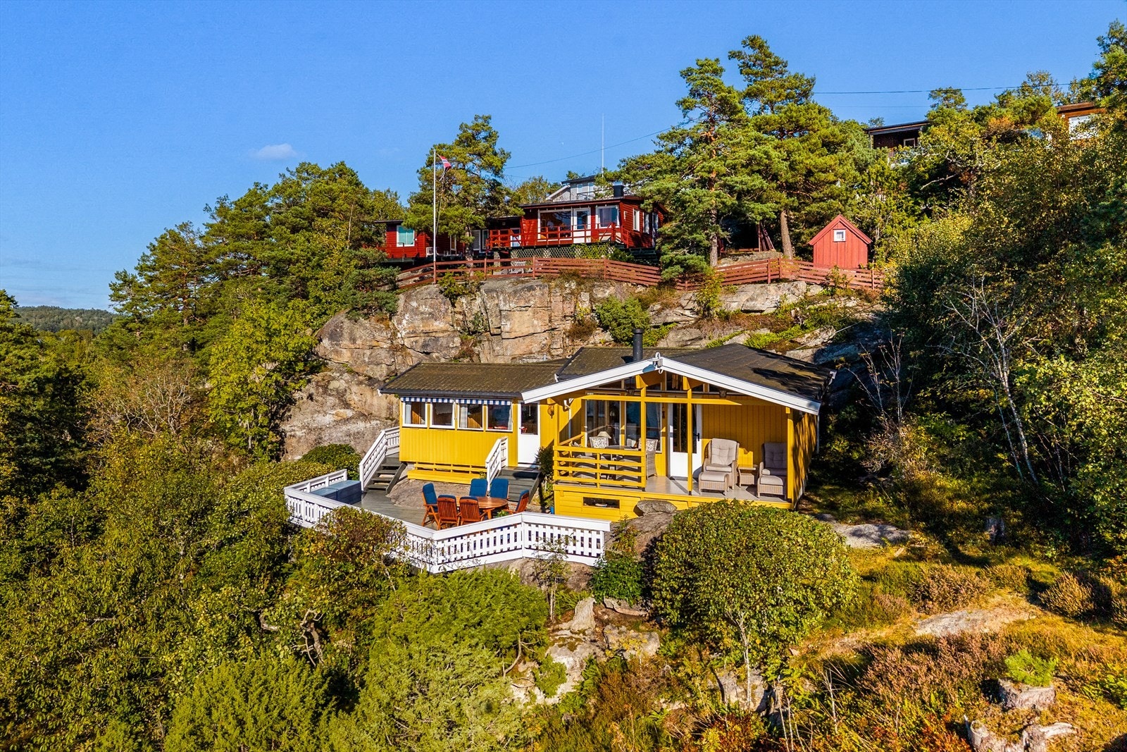 Eiendommen ligger attraktivt til, omgitt av vakker skjærgårdsnatur. Galleribilde
