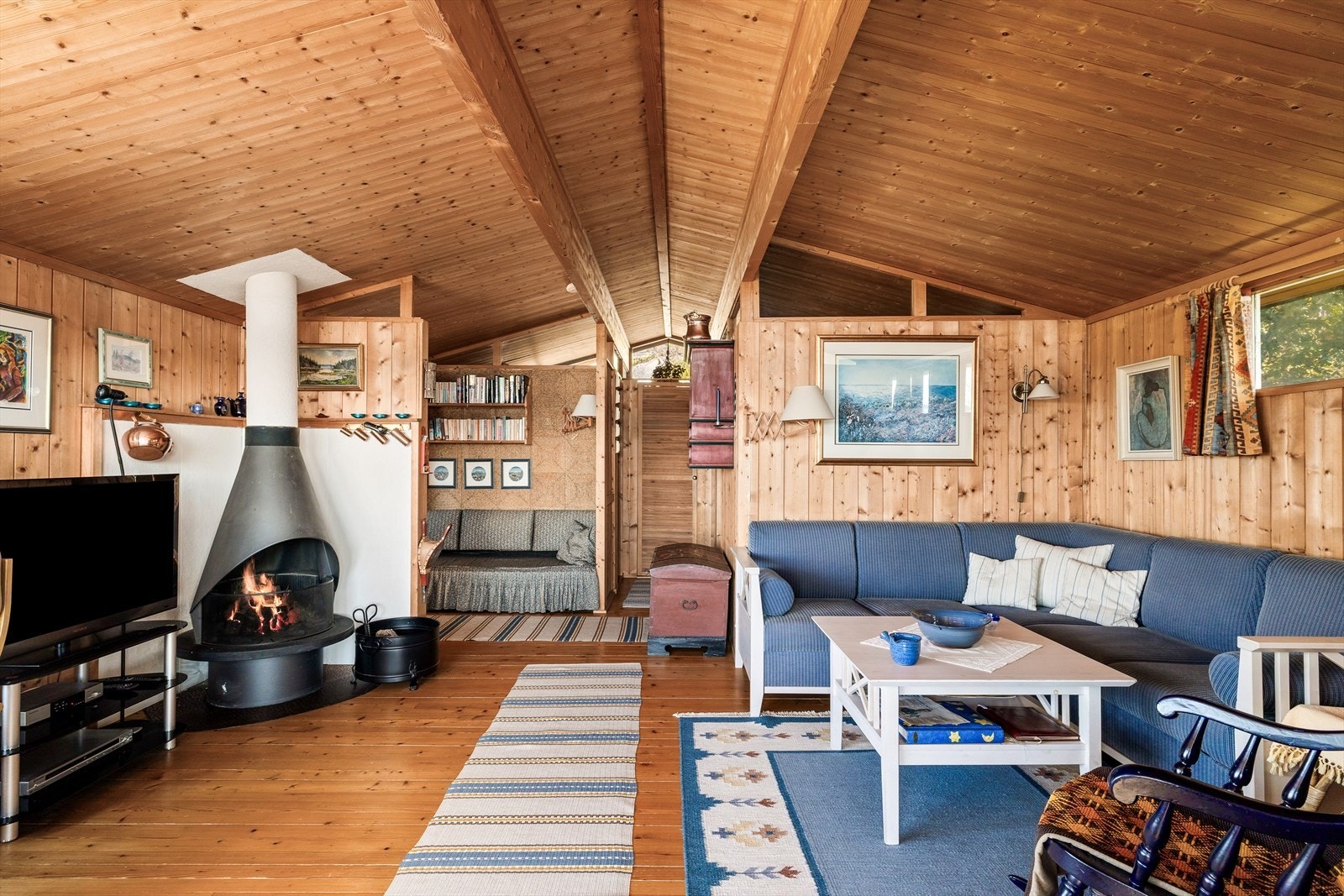 Stuen er et hyggelig samlingspunkt, med god plass til både sofagruppe og en egen lesekrok. Galleribilde