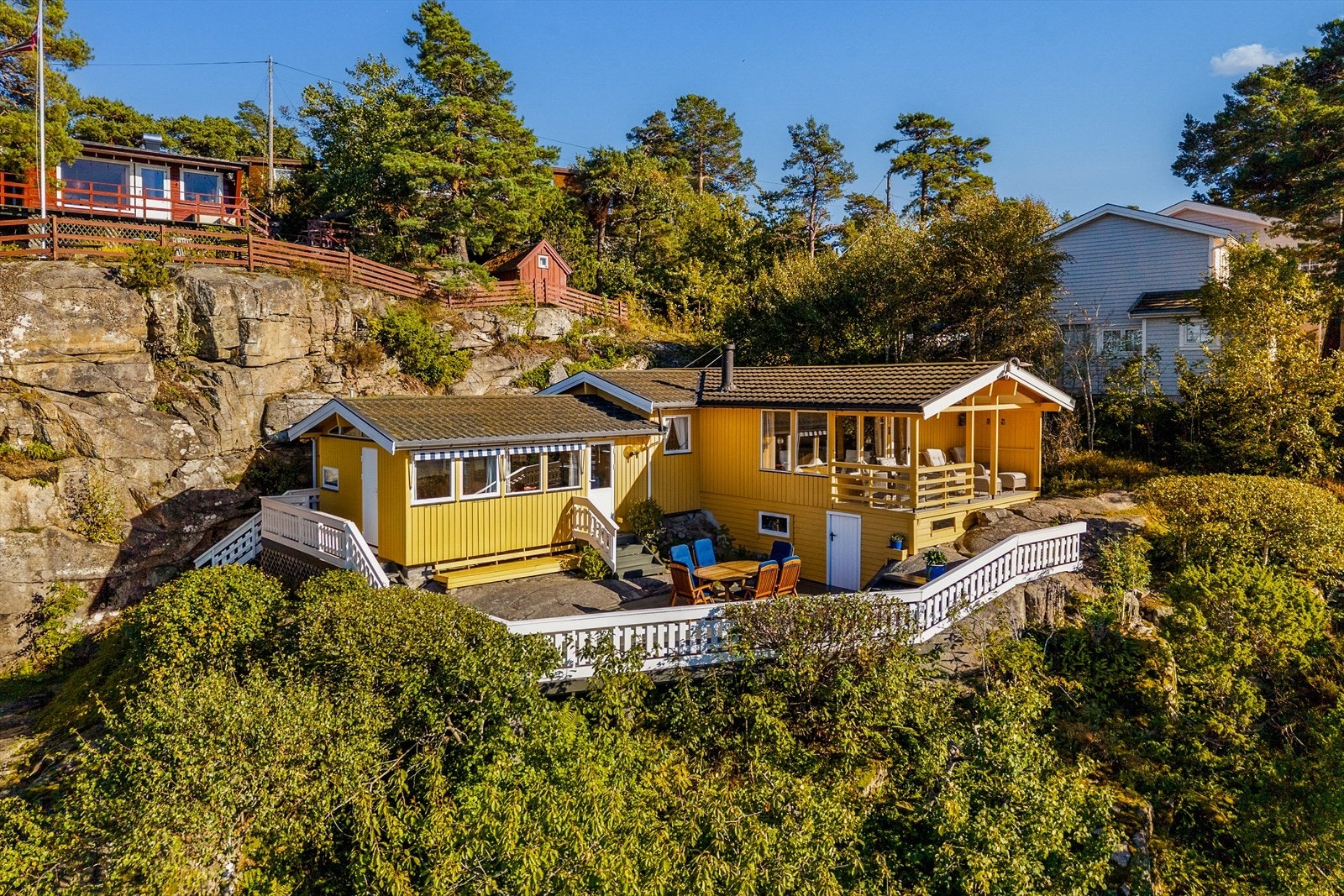 Hytta glir fint inn i det etablerte hytteområdet på Østerøya. Galleribilde