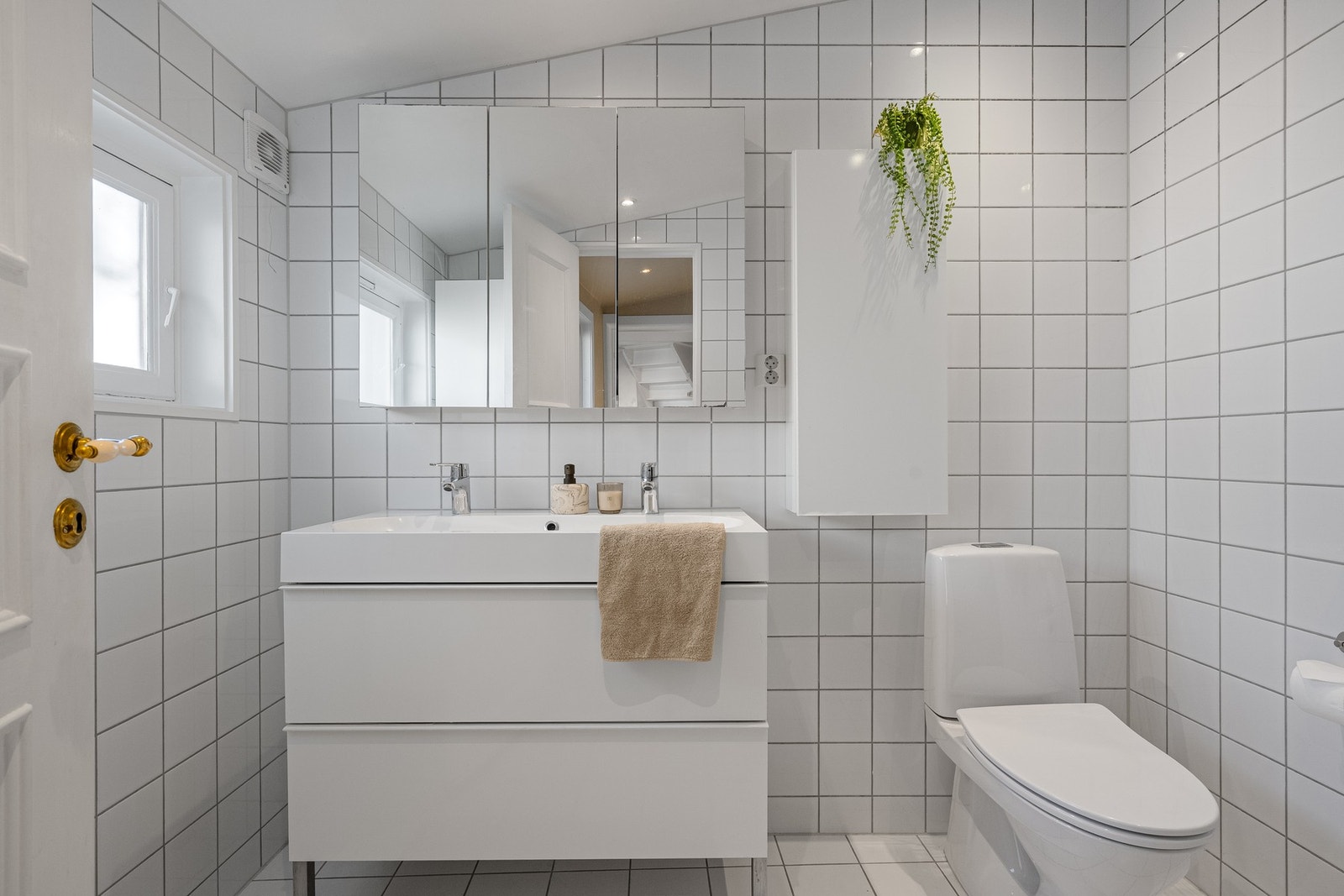 Helfliset bad med varmekabler og moderne uttrykk. Galleribilde