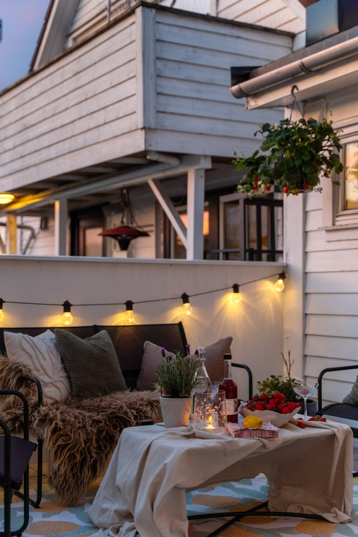 Stemningsfull kveldssol på terrassen, et perfekt sted å nyte rolige sommerkvelder. Galleribilde