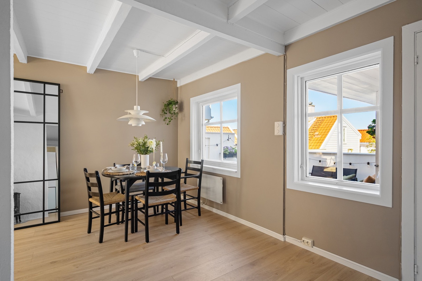 Romslig allrom med god plass til stort spisebord. Galleribilde
