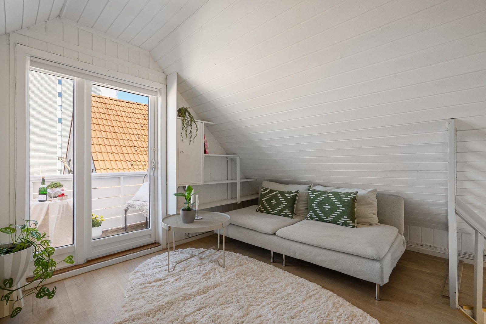 Utgang til balkong med fantastisk utsikt. Galleribilde