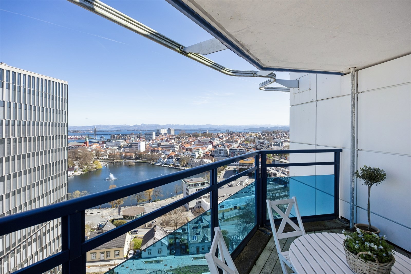 Fra den 16 m² store balkongen har du en flott utsikt over byen. Her bor du med gangavstand til alt Stavanger sentrum har å by på, som Herbarium og Arkaden Torgterrassen. Galleribilde