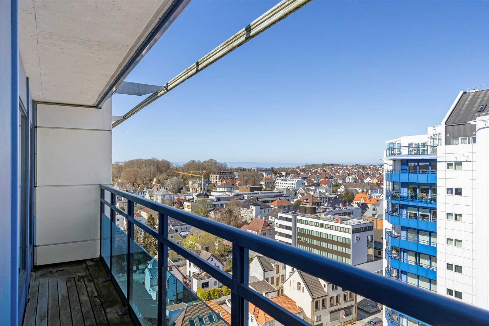 Utsikten fra balkongen strekker seg over store deler av Stavanger sentrum. Galleribilde