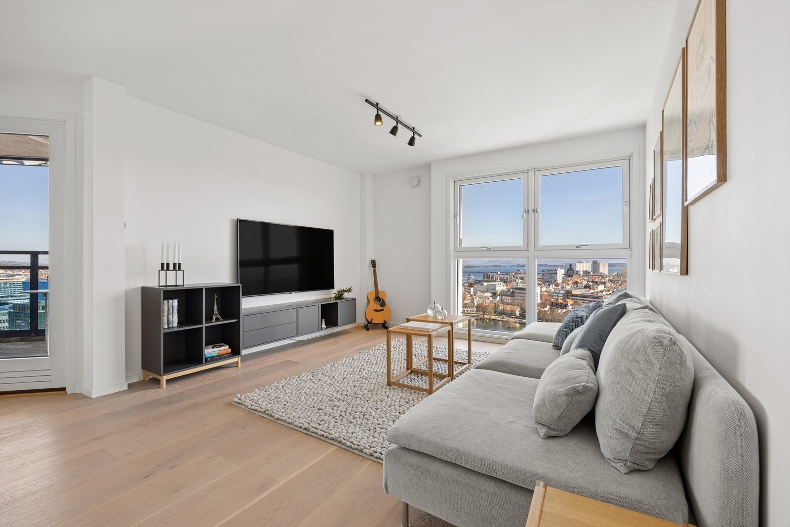 Stuen har flere soner og kan enkelt møbleres etter behov, med plass til både sofagruppe og TV-seksjon. Her kan du og lage et soverom nr.2. Galleribilde
