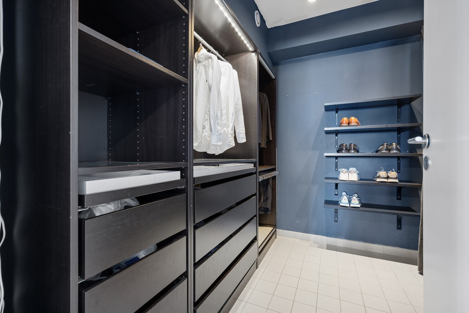 Kombinert walk-in og vaskerom. I tillegg medfølger en ekstern bod på 5 m² i 1. etasje. Galleribilde