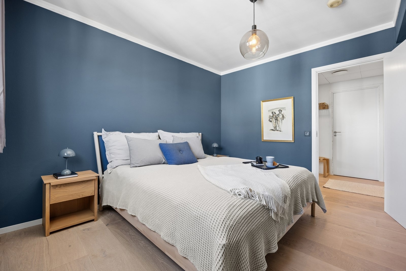 Soverommet er av god størrelse med plass til dobbeltseng og nattbord. Rommet har veggventil for god luftsirkulasjon. Galleribilde