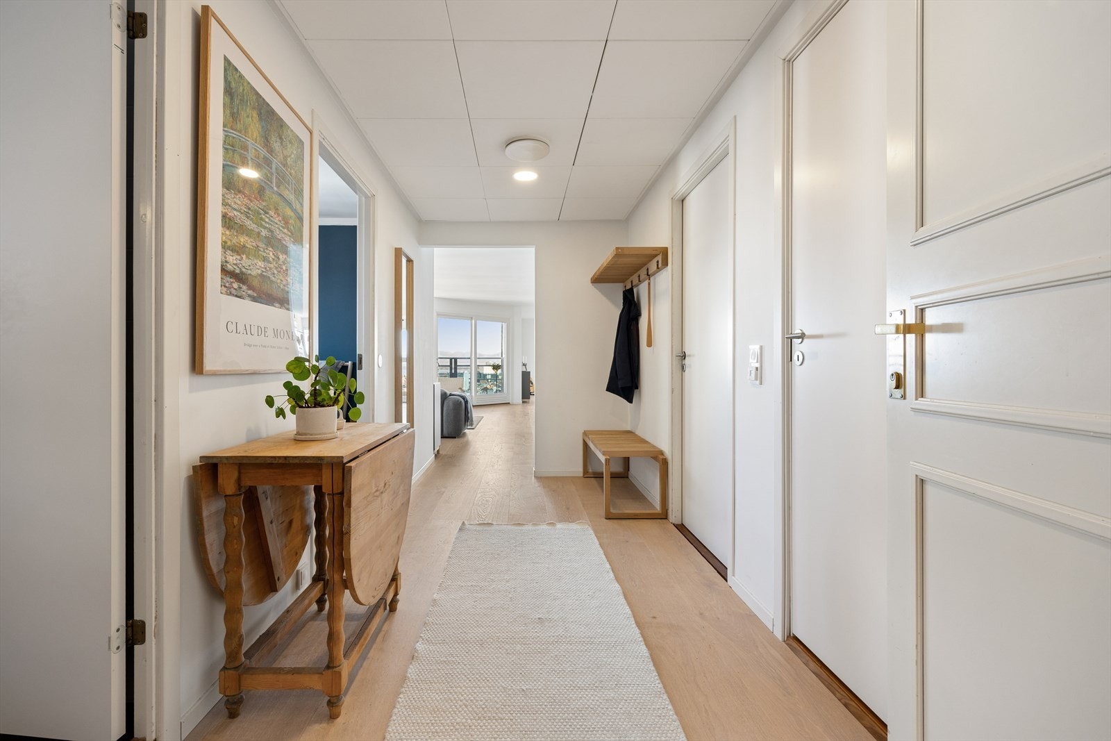 Entréen ønsker velkommen med parkett på gulvet og systemhimling i taket. Herfra får du et umiddelbart glimt av den åpne stuen og utsikten. Galleribilde