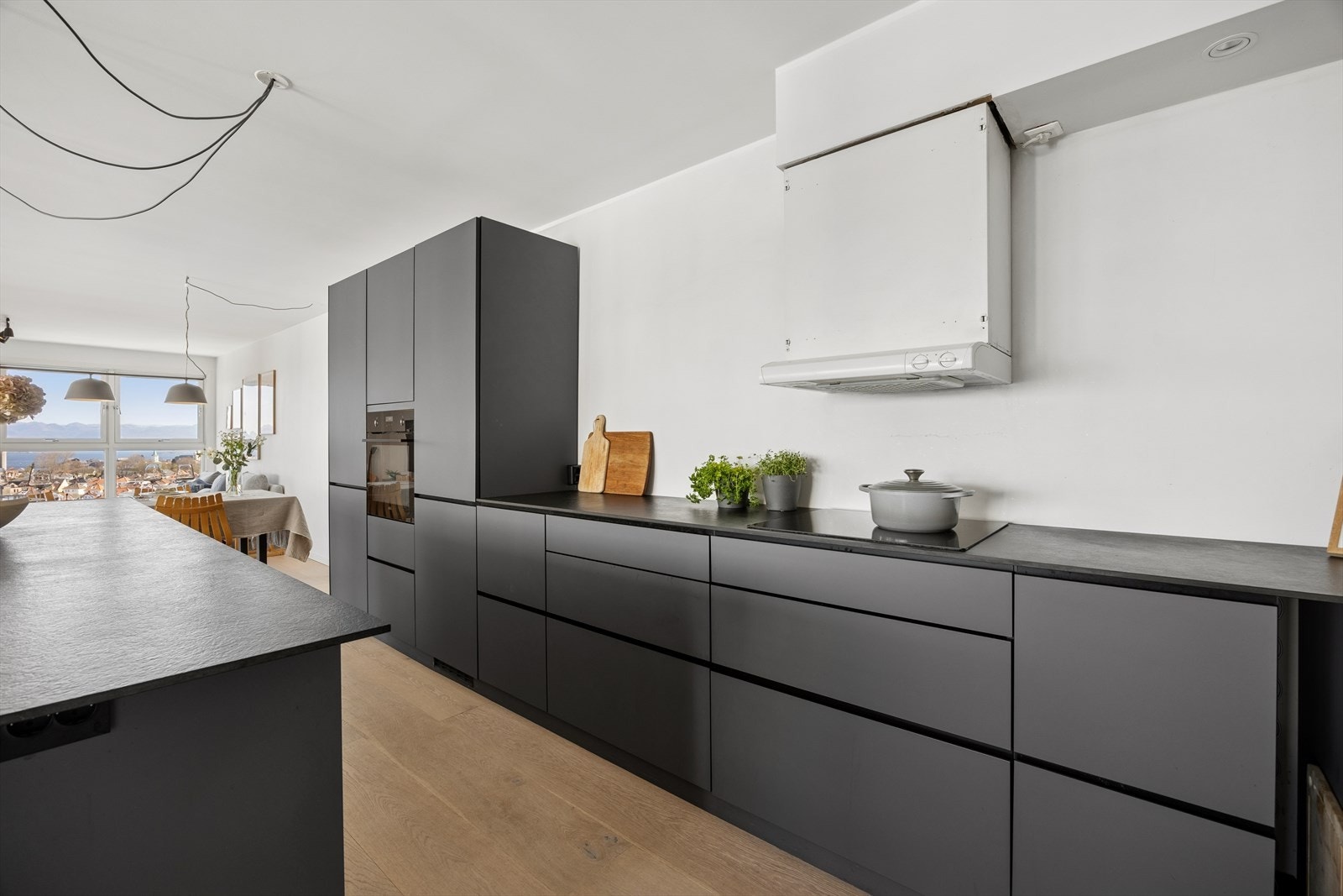 Kjøkkenet er utstyrt med ventilator koblet til byggets anlegg, og alle hvitevarer er integrert for et rent uttrykk. Galleribilde