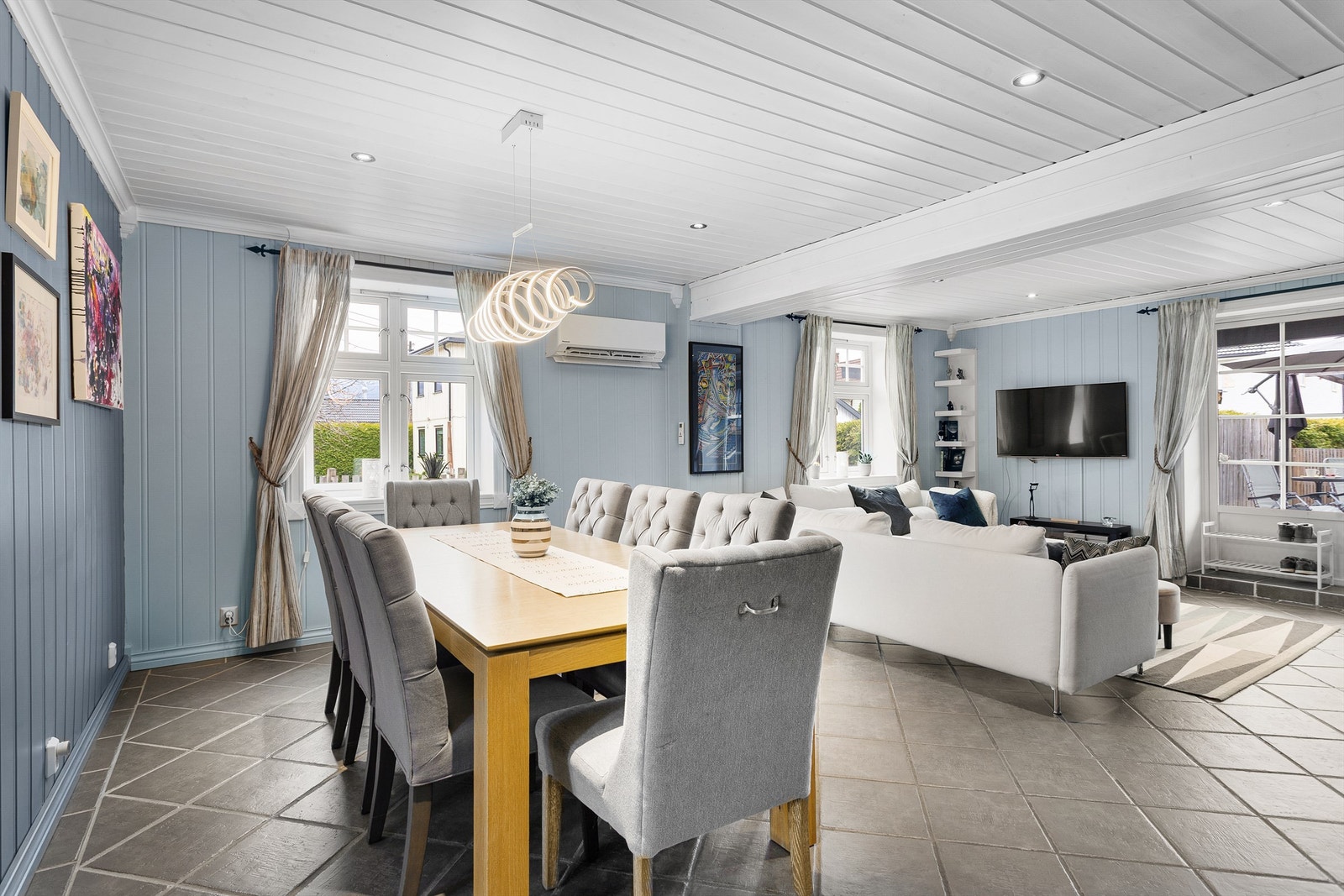 God plass til spisebord og sofagruppe Galleribilde