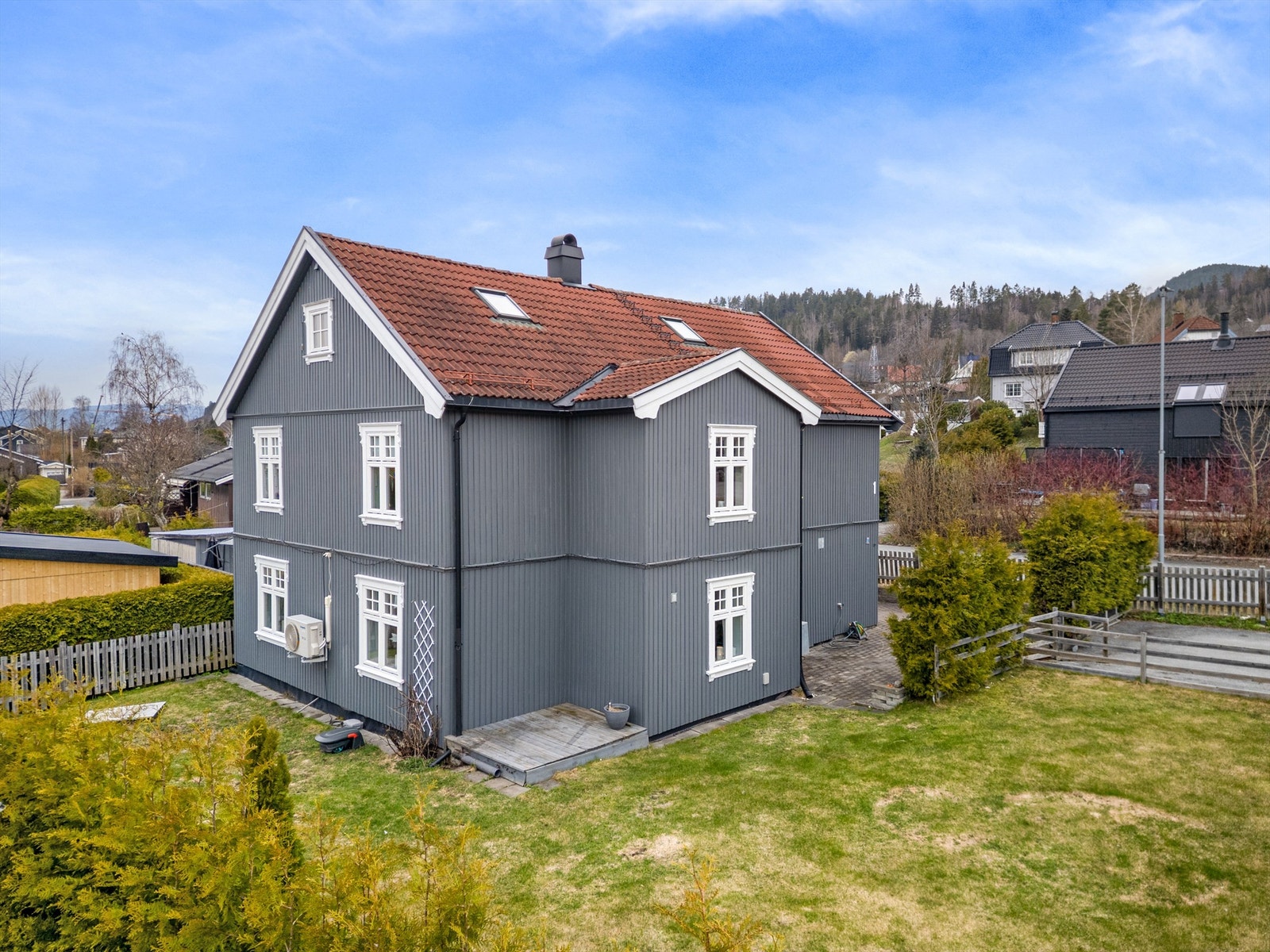 Innholdsrik enebolig med fire soverom beliggende sentralt på flata i Krokstadelva- Foto: Emotional Landscape Production Ole Thoresen Galleribilde