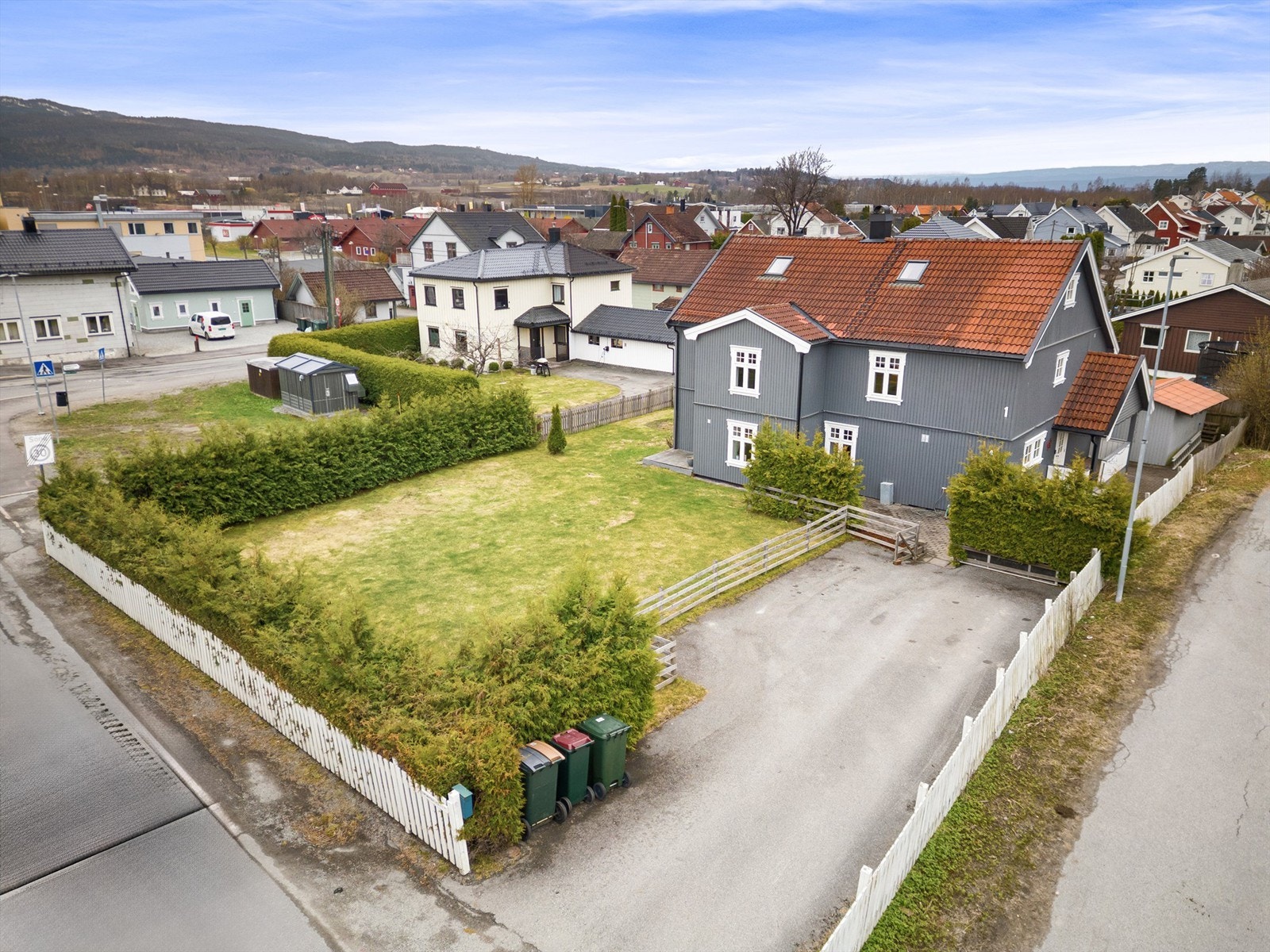 Fin inngjerdet hage med gode solforhold Galleribilde