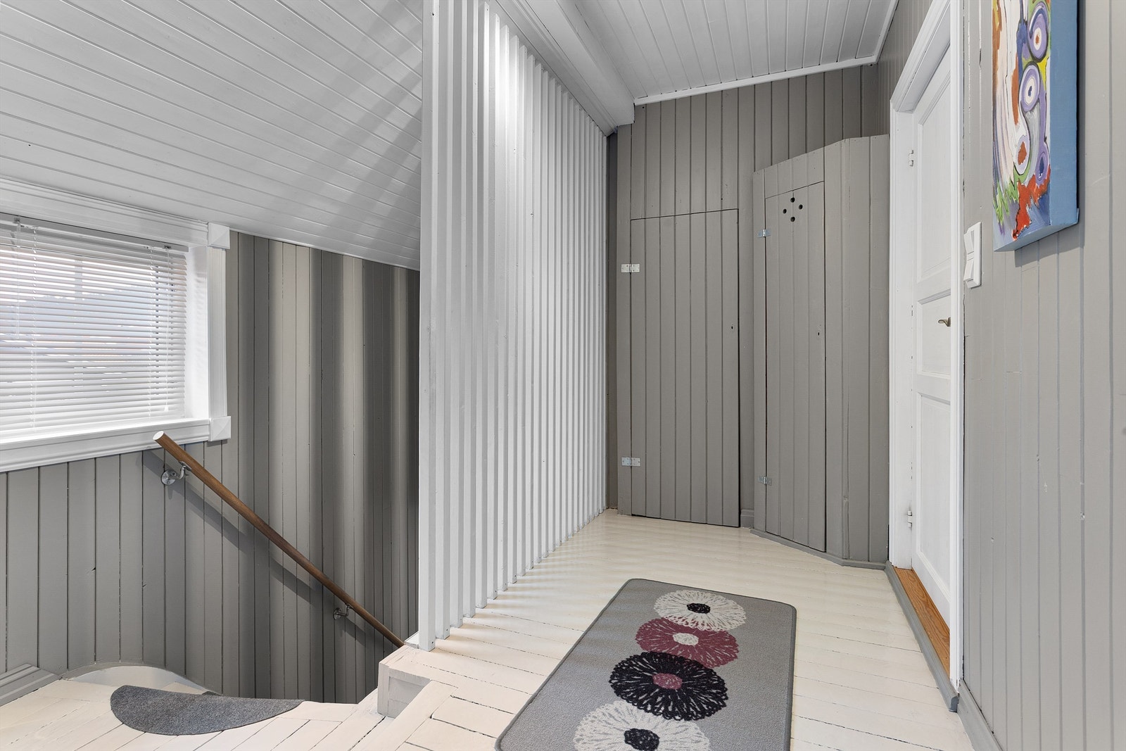 Gang i 2. etasje med adkomst til badet og bod Galleribilde