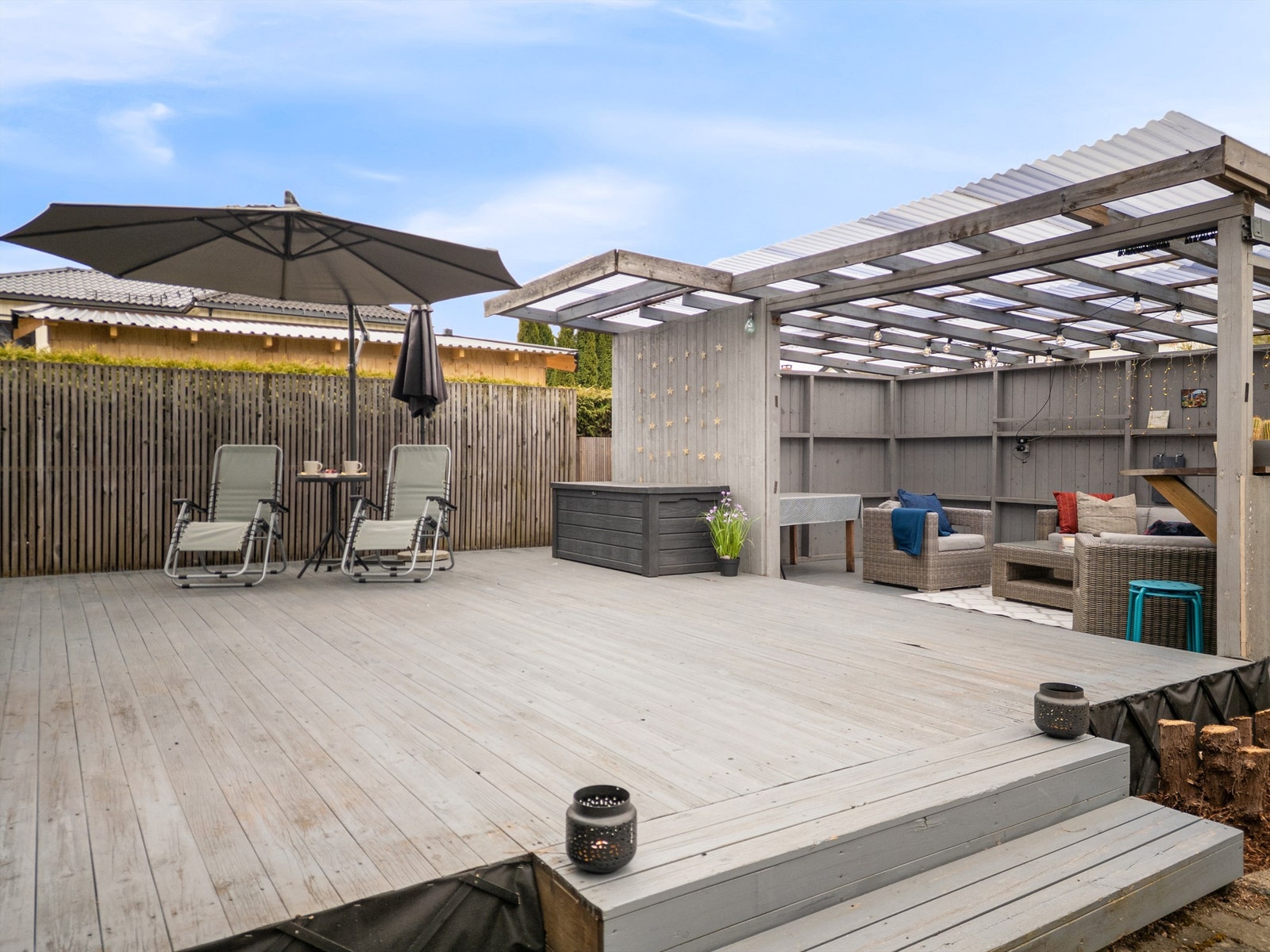 Fin uteplass på terrasseplatting med god plass til utemøbler - Foto: Emotional Landscape Production Ole Thoresen Galleribilde