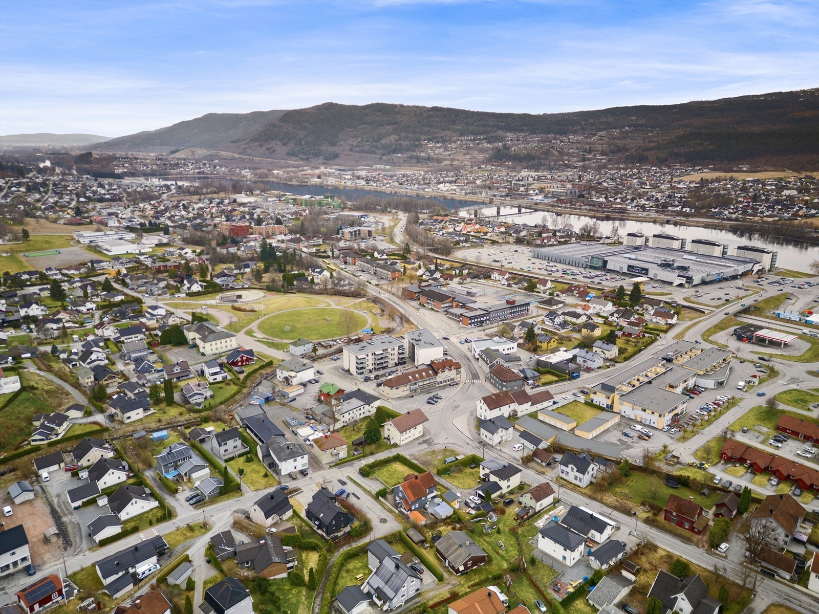 Kun ca. 200 meter til Krokstad barneskole. Ca. 900 meter til Eknes ungdomsskole med idrettsanlegg og svømmehall. Umiddelbar nærhet til bussholdeplass og flere typer serviceinstitusjoner. Galleribilde