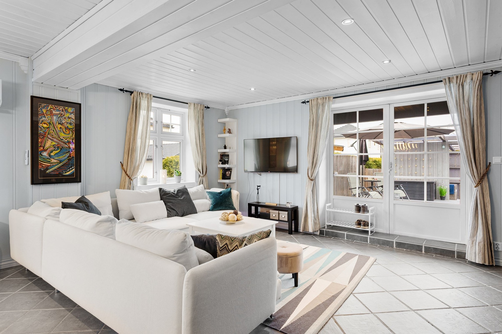 Velholdt stue med downlights i himlingen Galleribilde