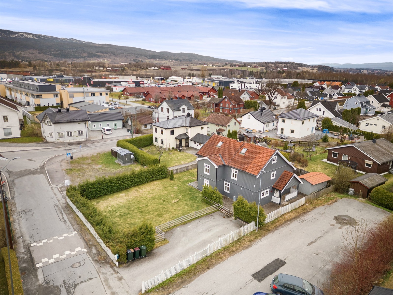 Det er kort gangavstand til matbutikker, skoler, barnehage, fritidstilbud, svømmehall og flere servicetilbud Galleribilde