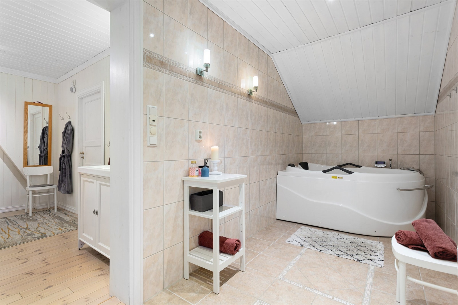 Meget romslig bad med plass for både badekar og dusj Galleribilde