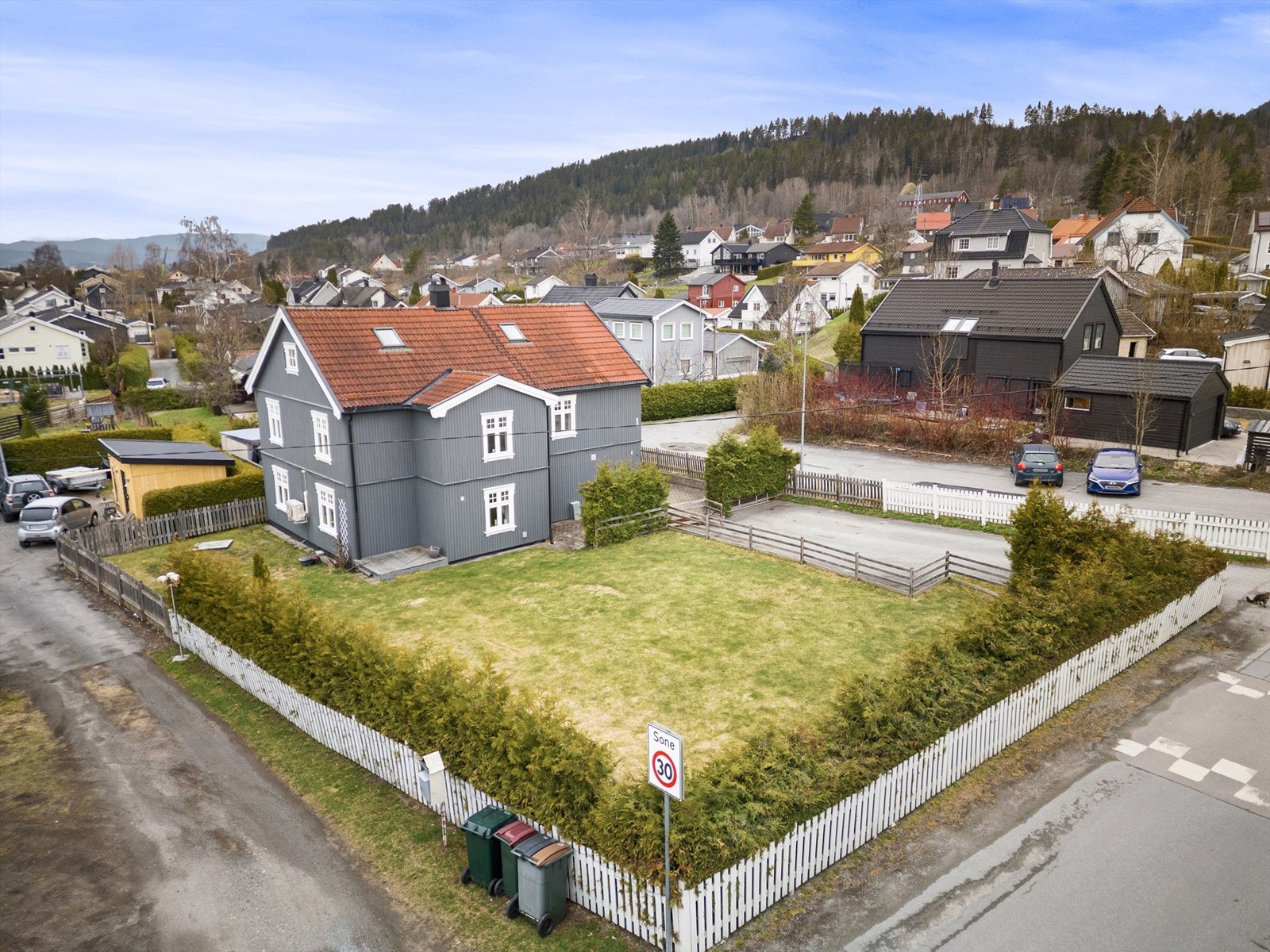 God plass til parkering på gårdsplassen Galleribilde