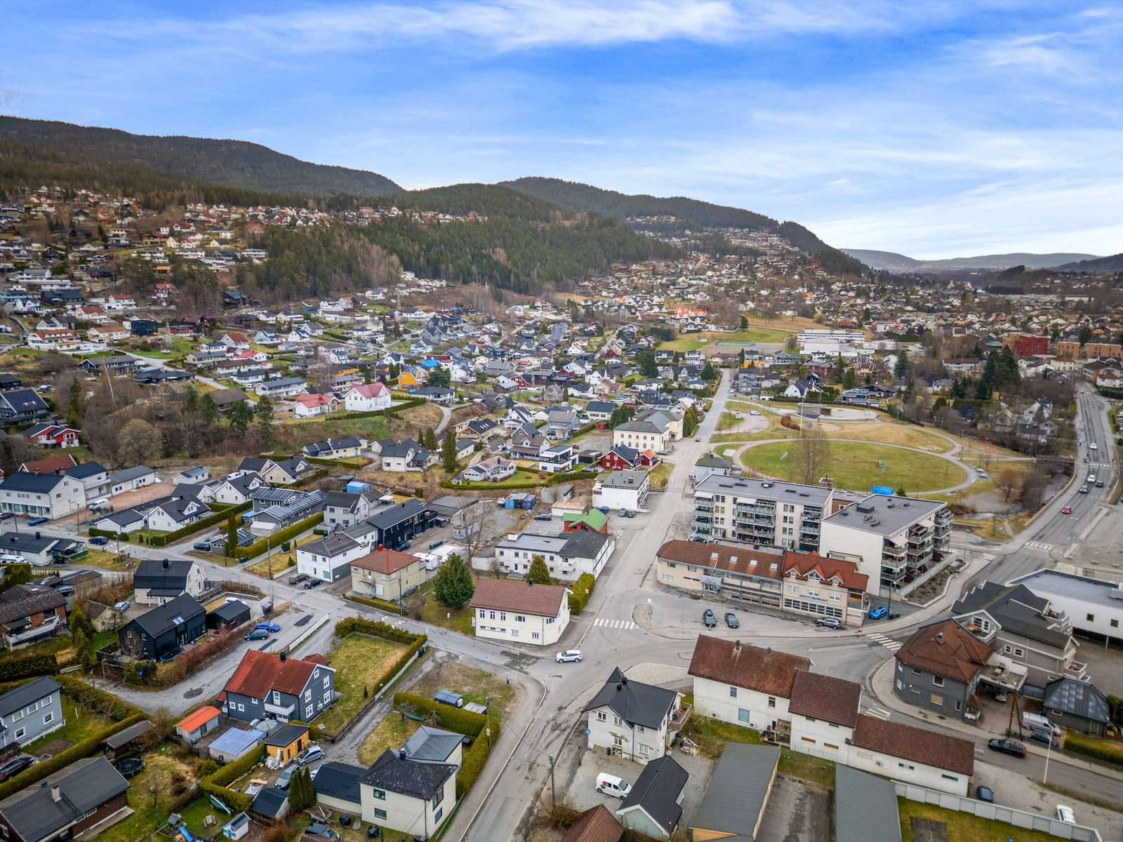 Kort vei til Tusenårsstedet park med stor gressplen med benker og skatepark Galleribilde
