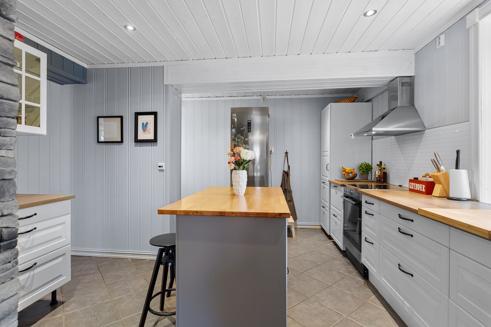 Pent kjøkken med innredning med profilerte fronter og laminert benkeplate. Flislagt gulv med varme. Galleribilde